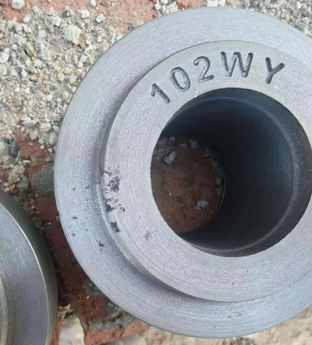 Жасыл құмды пайдаланатын сұр шойын бөлшектерін өндіру кезінде құм шаю ақауларының сипаттамасы қандай? Шлак көз ақауларының айырмашылығы неде?