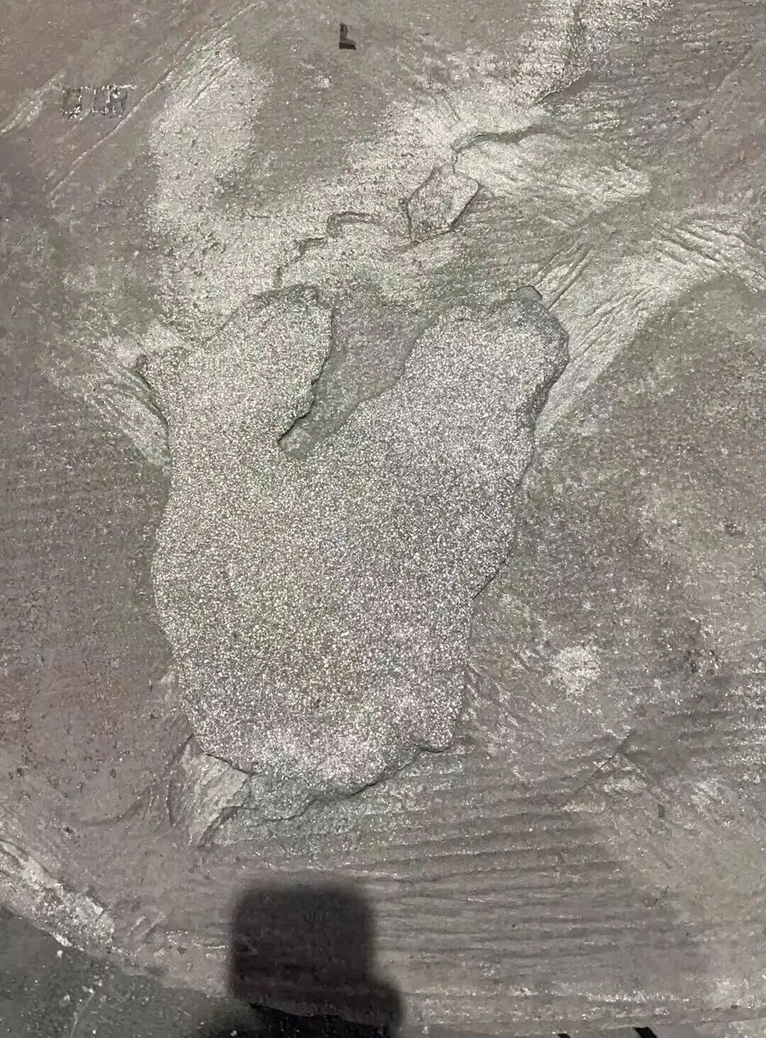 Шайырлы құмды құю арқылы жасалған сұр шойын бөліктерінің үстіңгі бетіндегі құм безеулері сияқты ақауларды қалай жоюға болады?